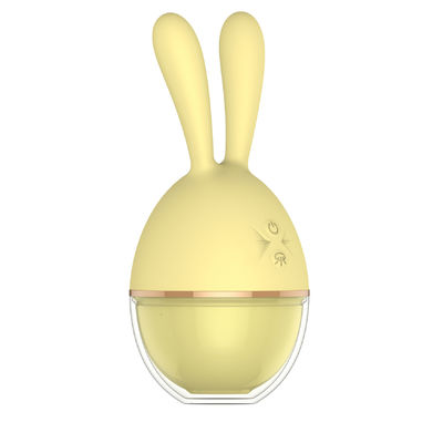 バイブレーターの性のおもちゃを吸うウサギ